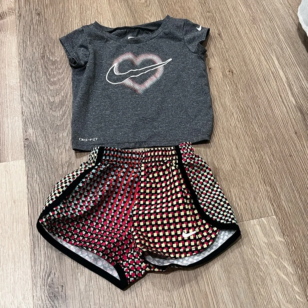 3/$20 Nike Little Girls Gray and Multicolor Summer Set - Picture 2 of 8